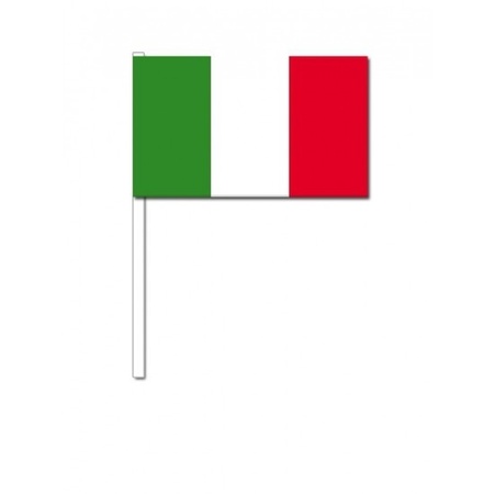 100x Italiaanse zwaaivlaggetjes 12 x 24 cm