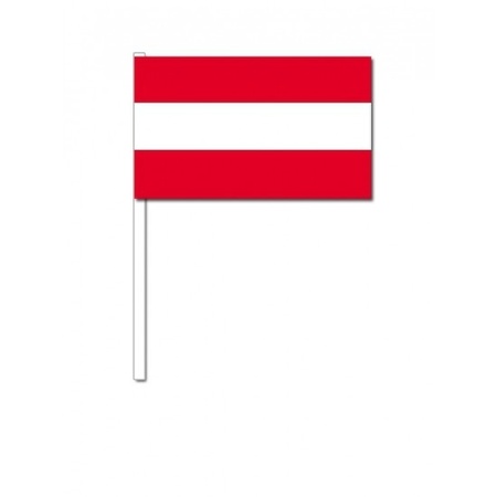 100x Oostenrijkse zwaaivlaggetjes 12 x 24 cm