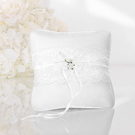 Bruiloft/Huwelijk trouwringen kussen met witte roosjes
