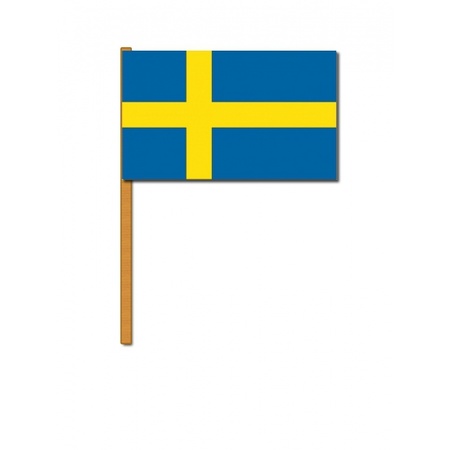 Luxe zwaaivlag Zweden - 30 x 45 cm - op stok - landen versiering