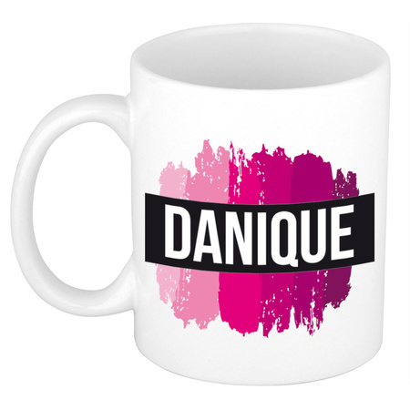 Naam cadeau mok / beker Danique  met roze verfstrepen 300 ml