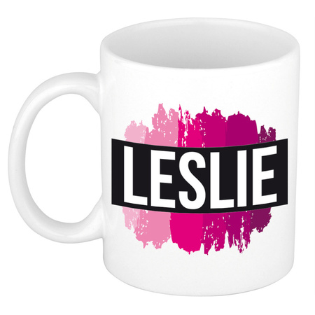 Naam cadeau mok / beker Leslie  met roze verfstrepen 300 ml