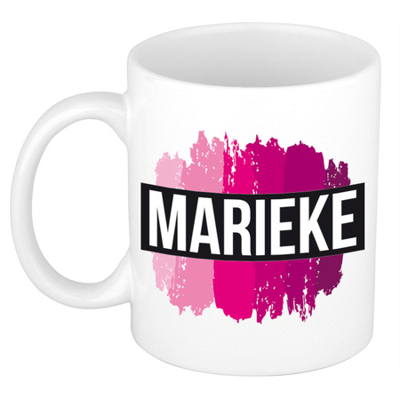 Naam cadeau mok / beker Marieke  met roze verfstrepen 300 ml