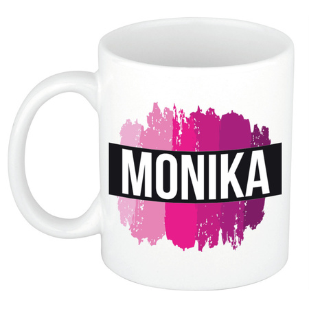 Naam cadeau mok / beker Monika  met roze verfstrepen 300 ml