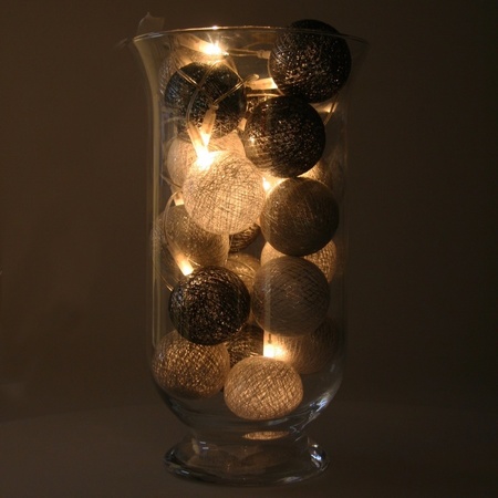 Kerstdecoratie grijze en witte verlichting in vaas